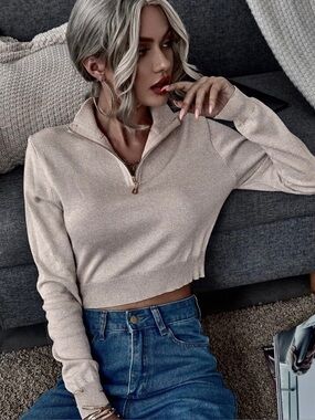 Cropped Sweater with gold zipper